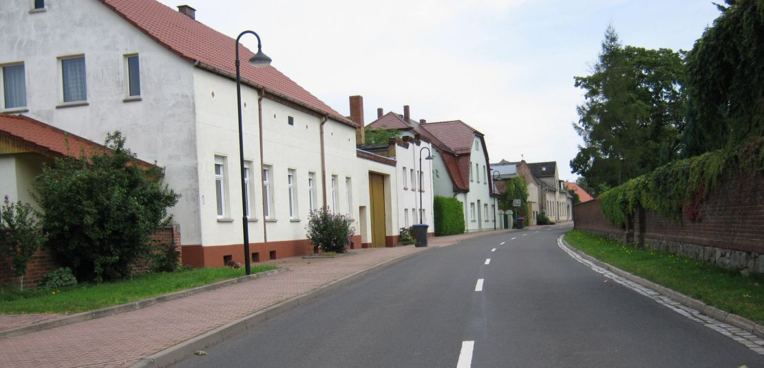 Das Bild zeigt eine Dorfstraße, erneuert mit Mitteln der Dorferneuerung.
