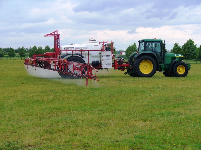 Traktor mit Pflanzenschutzspritze