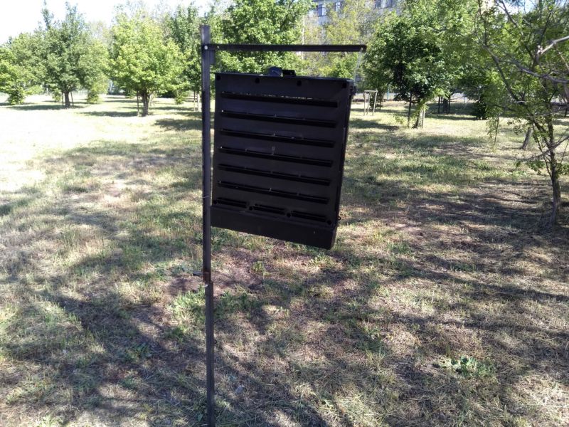 Eine Falle zum Sammeln von Borkenkäfern steht unter einem Baum