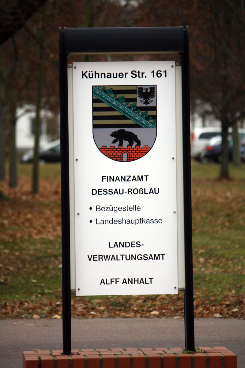 Hinweisschild Kühnauer Straße 161 mit Angabe der ansässigen Behörden